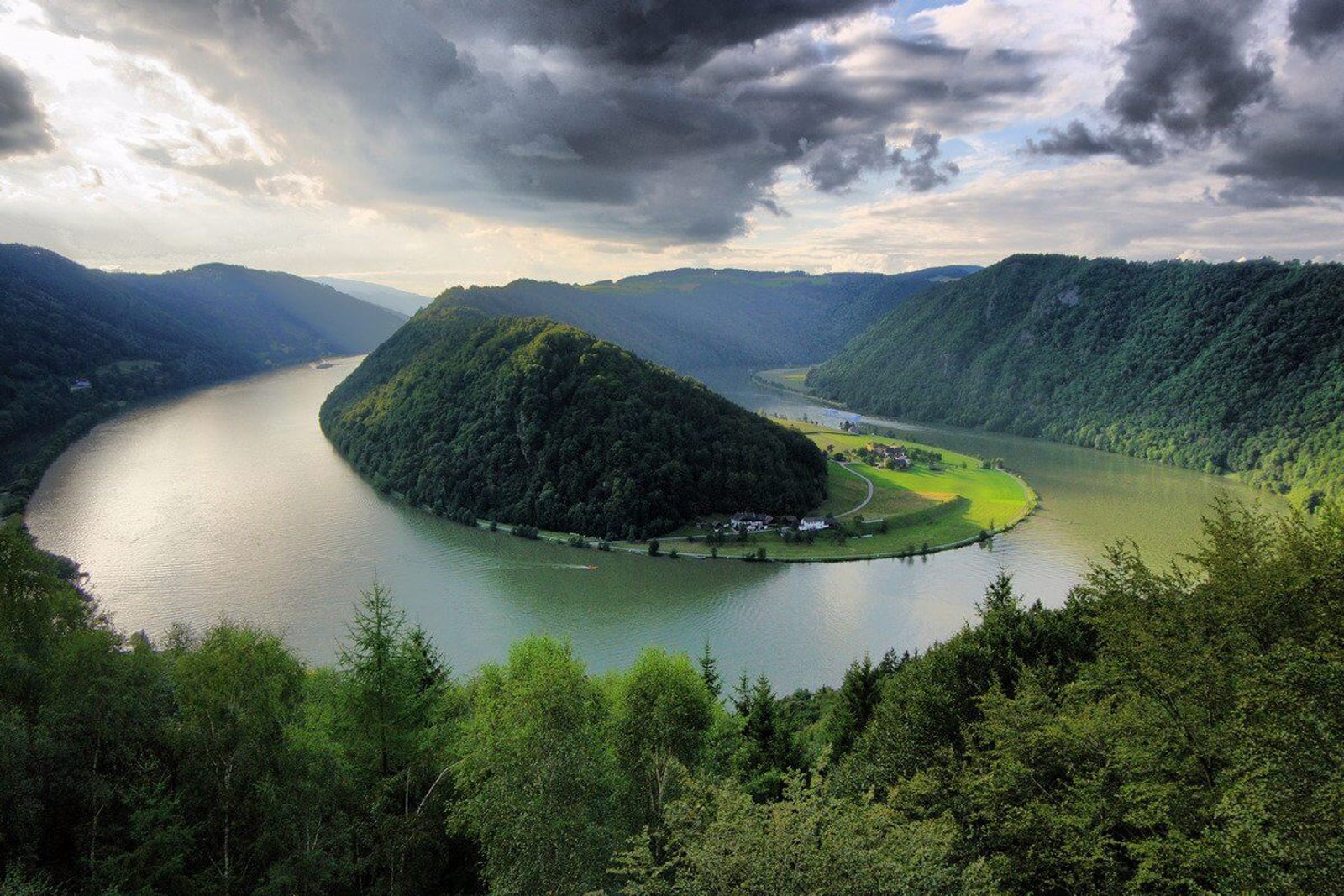 Река в центре европы. Река Дунай в Германии. Река Дунай в Австрии. Река Дунай в Сербии. Река Саар Германия.