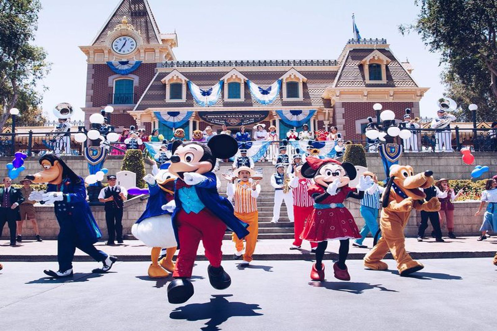 İzmir’den Paris Disneyland Turu  23 Nisan & 06, 25 Haziran & 30 Temmuz 2025 Hareket 